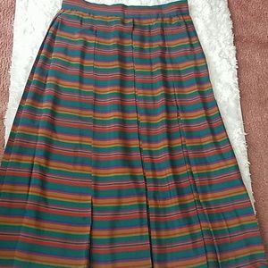 VINTAGE LIZ CLAIBORNE PLEADED SKIRT.